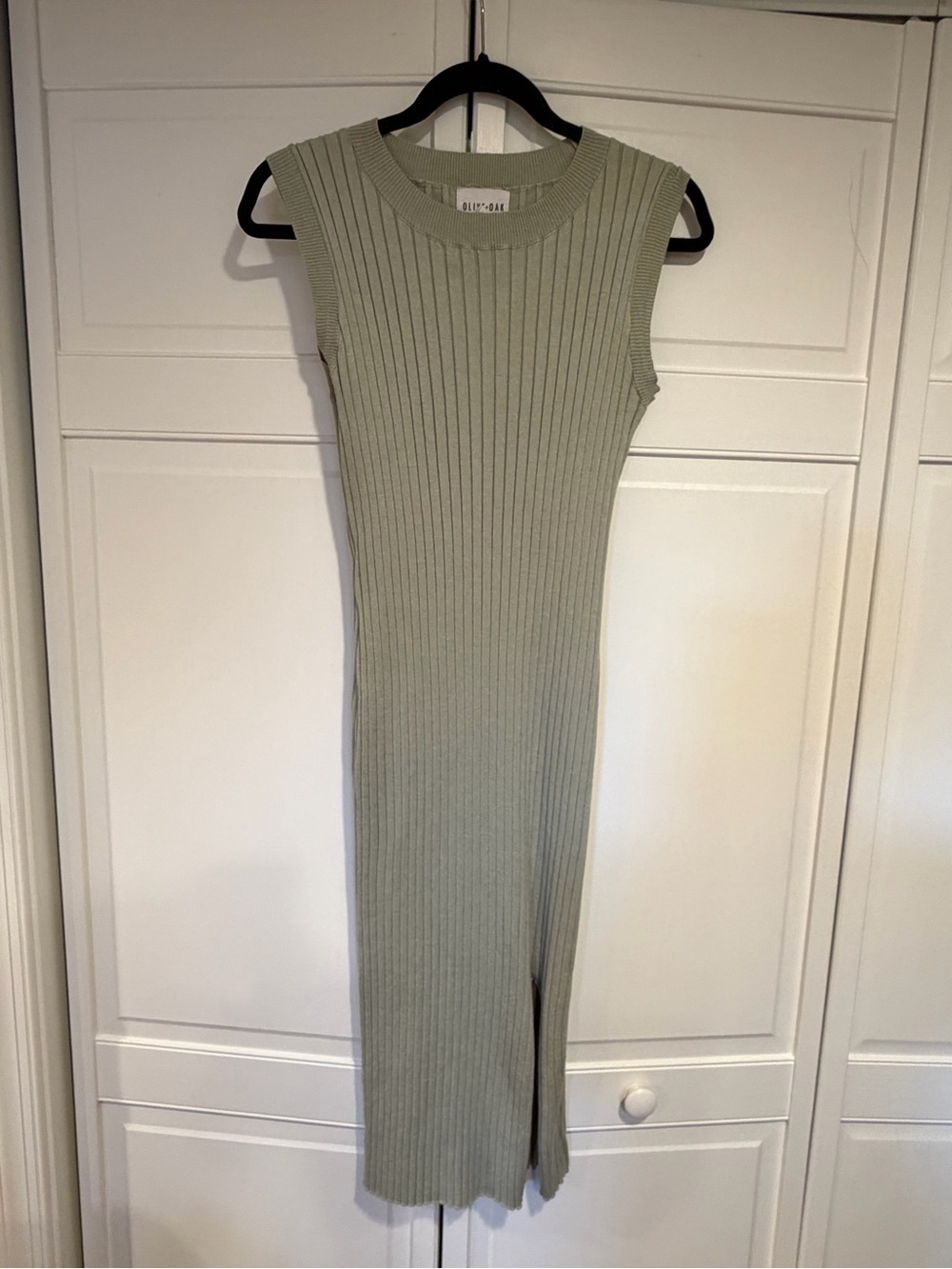 Olive & Oak Ribbed Sleeveless Midi Dress in Sage